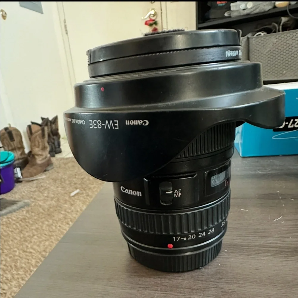 Canon 17-40 mm f/4 L EF lens